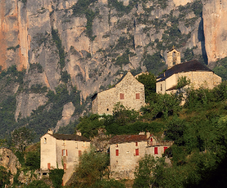 Les espaces de nature sauvage (arrière-plan) sont mêlés aux espaces habités (hameau de la Jonte). © Régis Descamps