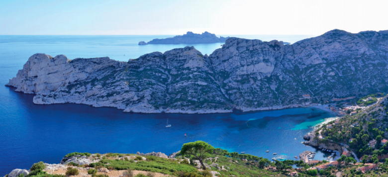 Seul le directeur du Parc national des Calanques peut autoriser les tournages publicitaires au sein du parc.