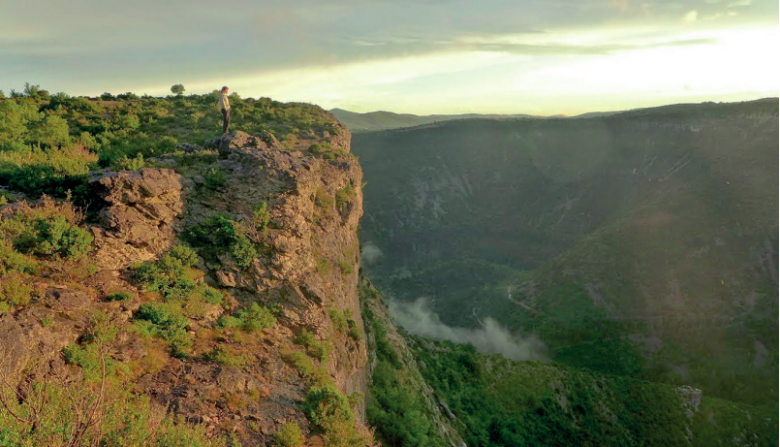 Sans voiture, les visiteurs peuvent accéder à des sites uniques. Ici, le cirque de Navacelles, en région Occitanie, dans la région méridionale des Grands Causses. Sans voiture, les visiteurs peuvent accéder à des sites uniques. Ici, le cirque de Navacelles, en région Occitanie, dans la région méridionale des Grands Causses.