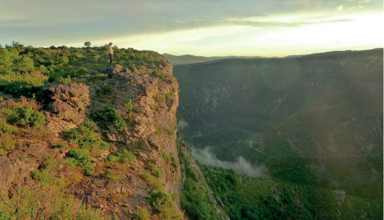 Sans voiture, les visiteurs peuvent accéder à des sites uniques. Ici, le cirque de Navacelles, en région Occitanie, dans la région méridionale des Grands Causses.