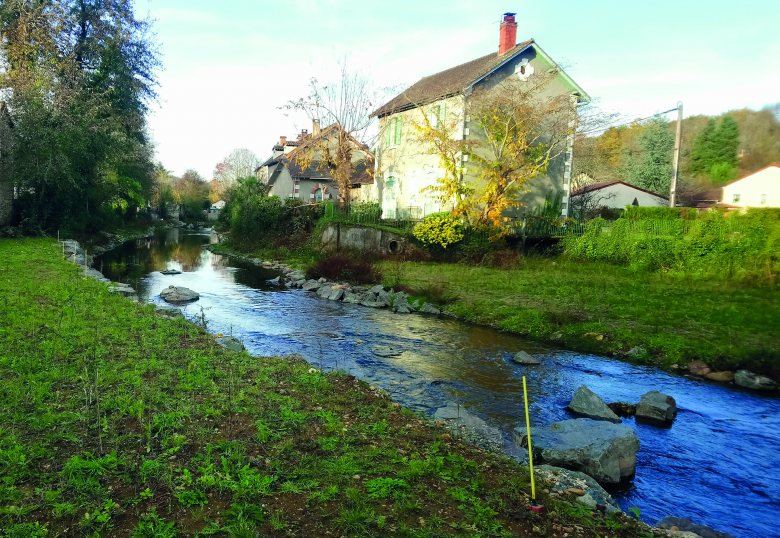 Pour les propriétaires, riverains et usagers, ces ouvrages font partie de leur histoire, de leur paysage, de leur patrimoine. © PNR PL Effacement du seuil d'une ancienne usine hydroélectrique à Saint-Pardoux-la-Rivière (24). © PNR PL