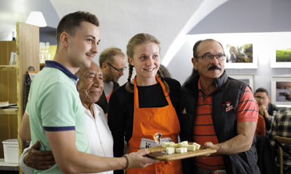 Dégustation de fromages mexicains avec des restaurateurs français dans le Parc naturel régional des Volcans d’Auvergne.© Julie Merckling - SCALP Dégustation de fromages mexicains avec des restaurateurs français dans le Parc naturel régional des Volcans d’Auvergne.© Julie Merckling - SCALP