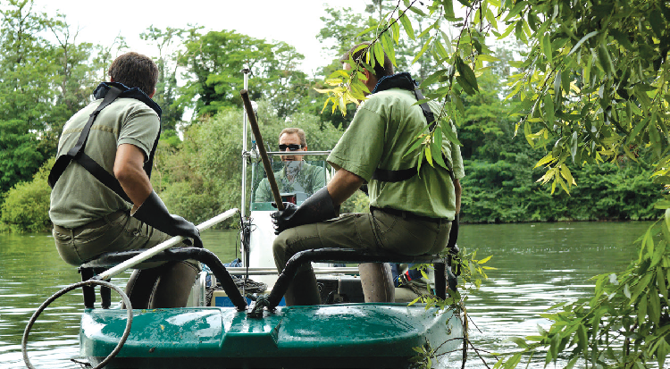 Pêche électrique réalisée par une équipe de l'Onema, méthode d’évaluation de la qualité des eaux.