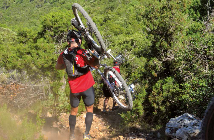 Le tracé du raid de Jouques empruntait un endroit très sensible. Le passage a été autorisé en demandant aux organisateurs d’exiger que les coureurs portent leur vélo sous peine de disqualification.