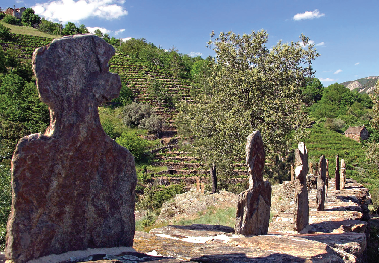 Sentier des Lauzes dans le PNR des monts d'Ardèche. Sentier des Lauzes dans le PNR des monts d'Ardèche.
