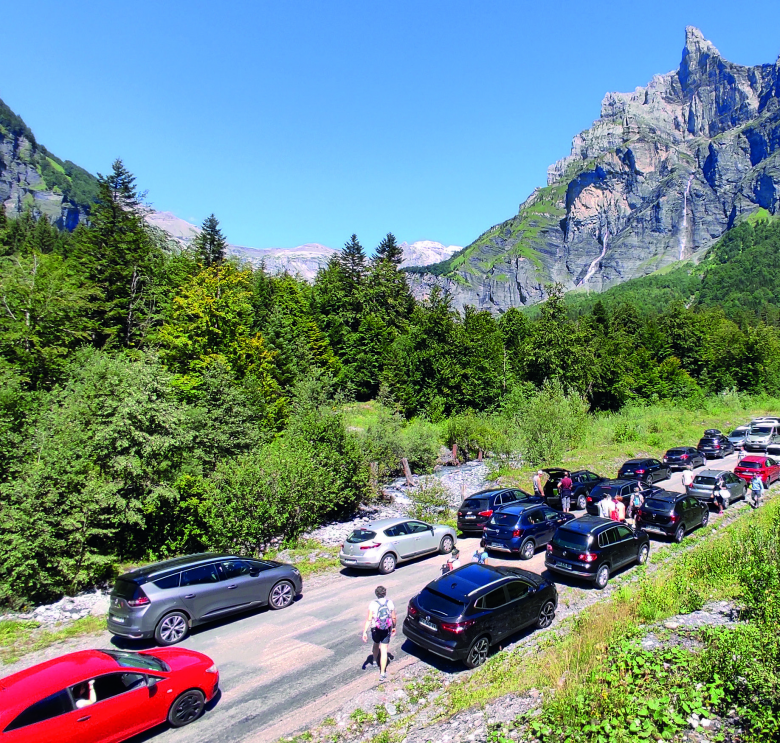 Dans les Grands Sites se situant à moins des 100 km autorisés des zones urbaines, un afflux très important a été observé dès les premiers week-ends de déconfinement. Cirque du Fer à Cheval (74) . Après le confinement, les stationnements débordent des aires prévues sur les voies d'accès © Mathieu Battais