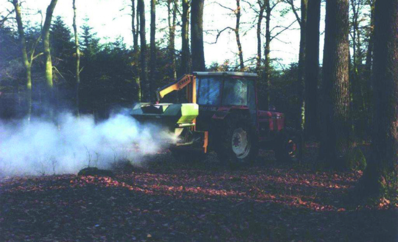 À partir d’analyses préalables des sols, un amendement sous forme de granulés a été mis au point. En fonction des besoins estimés pour chaque station, un épandage a été réalisé à l’aide d’un semoir sur tracteur à raison de 2,5 à 3 tonnes par hectare. © P. Le Gouguec À partir d’analyses préalables des sols, un amendement sous forme de granulés a été mis au point. En fonction des besoins estimés pour chaque station, un épandage a été réalisé à l’aide d’un semoir sur tracteur à raison de 2,5 à 3 tonnes par hectare. © P. Le Gouguec