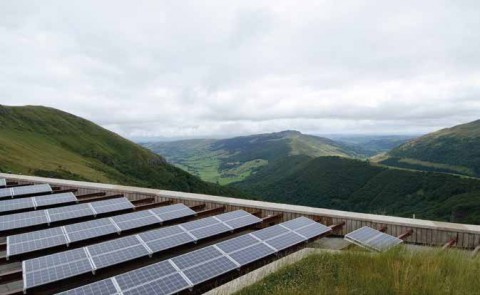 Panneaux solaires au col du pas de Peyrol (Cantal). © Arnaud Bouissou - Terra