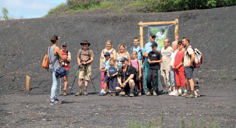 Accueil d'un groupe sur le terril du Pays à Part