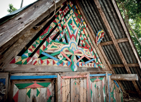 Une case traditionnelle aluku, à Boniville (commune de Papaïchton). Des motifs tembés sont peints sur la façade